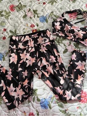 Victoria’s Secret floral🌸🖤 sports bra & leggings pink & black